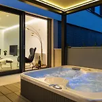 Shell Luxury Residences With Pool And Whirlpool *