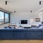 Shell Luxury Residences With Pool And Whirlpool 아파트