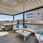 Shell Luxury Residences With Pool And Whirlpool 아파트