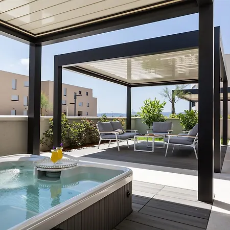 Shell Luxury Residences With Pool And Whirlpool Lägenhet