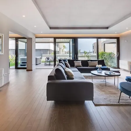 Shell Luxury Residences With Pool And Whirlpool