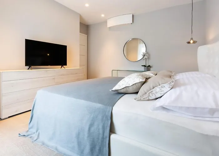 Shell Luxury Residences With Pool And Whirlpool