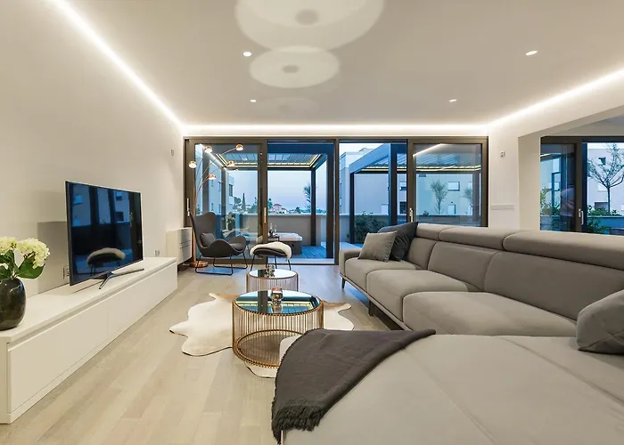 Shell Luxury Residences With Pool And Whirlpool זאדאר