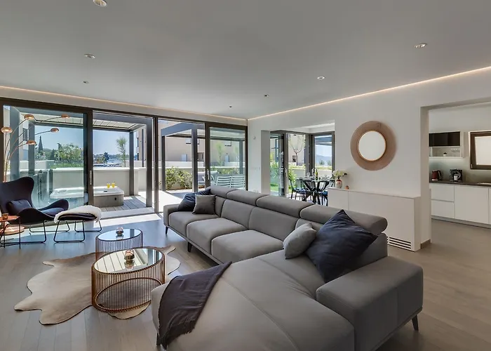 Shell Luxury Residences With Pool And Whirlpool