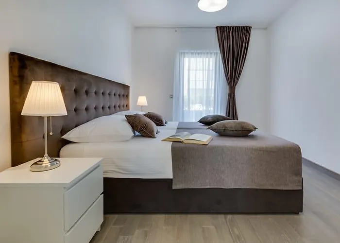 Shell Luxury Residences With Pool And Whirlpool