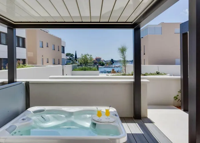 아파트 Shell Luxury Residences With Pool And Whirlpool