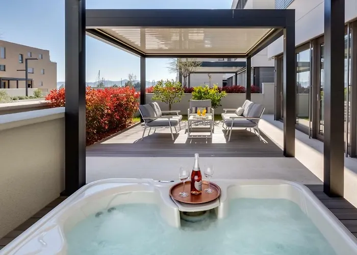 Shell Luxury Residences With Pool And Whirlpool 아파트 자다르